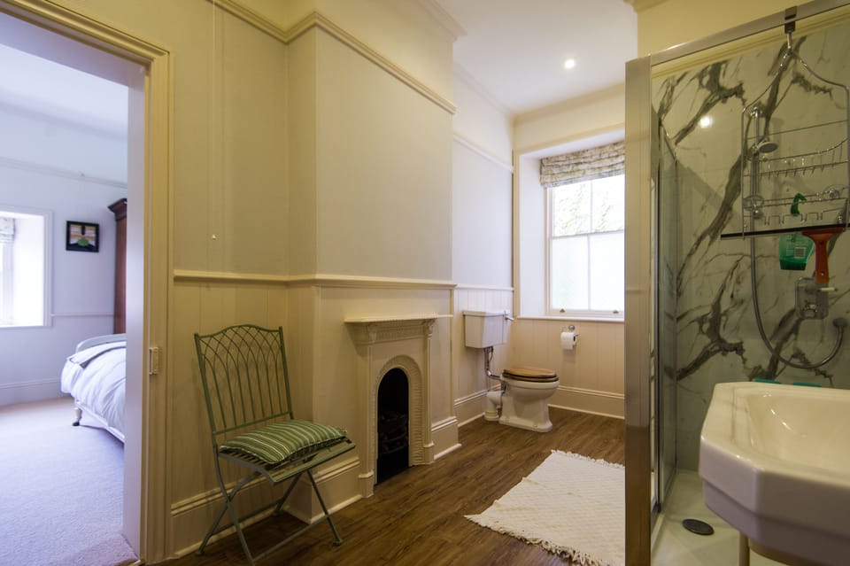 Twin walk in shower room 