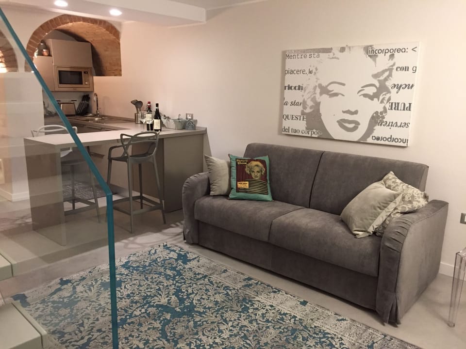 Downstairs Duplex - Living room - Lunch area
