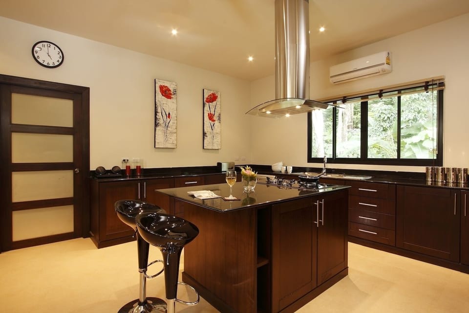 Spacious Western Full Fitted Kitchen with all appliances