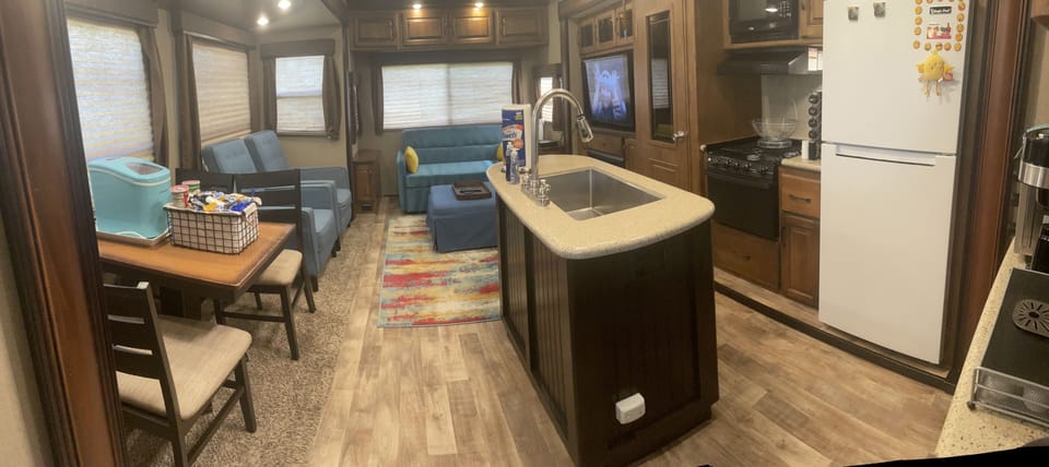 You wanted to try an RV? Here it is! Hey, honey, look at this! Come and enjoy!
