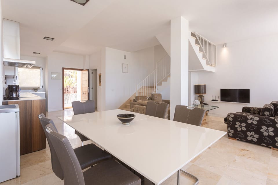 Dining area with direct access to the terrace 