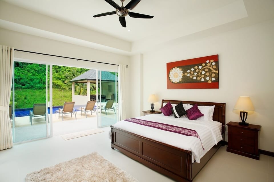 Bedroom 4 with king bed
