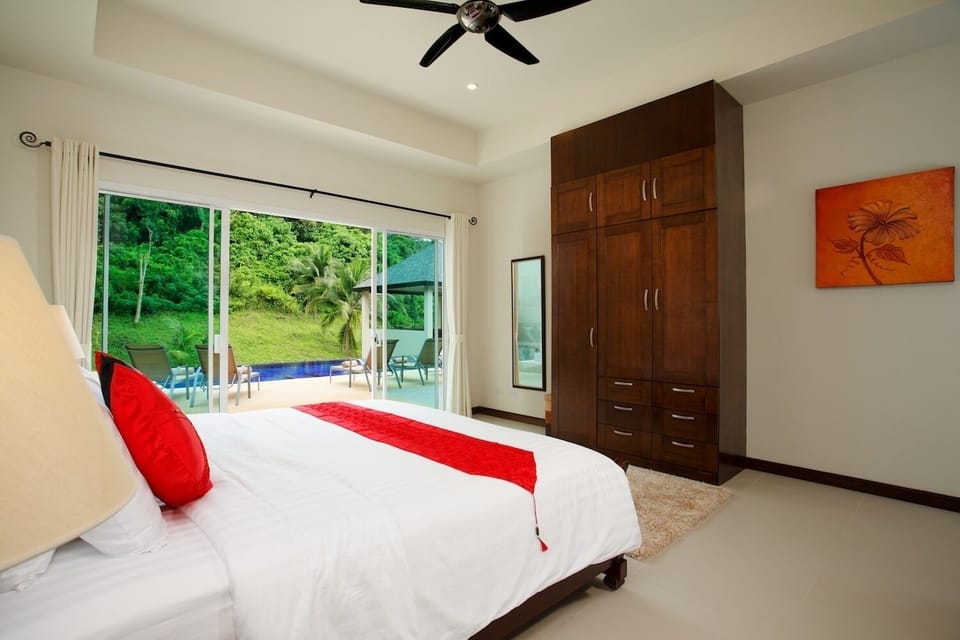 Bedroom 3 with king size bed