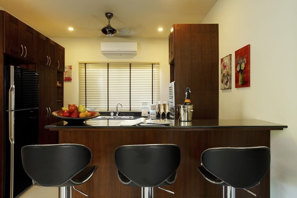 Modern fully equipped kitchen and breakfast bar