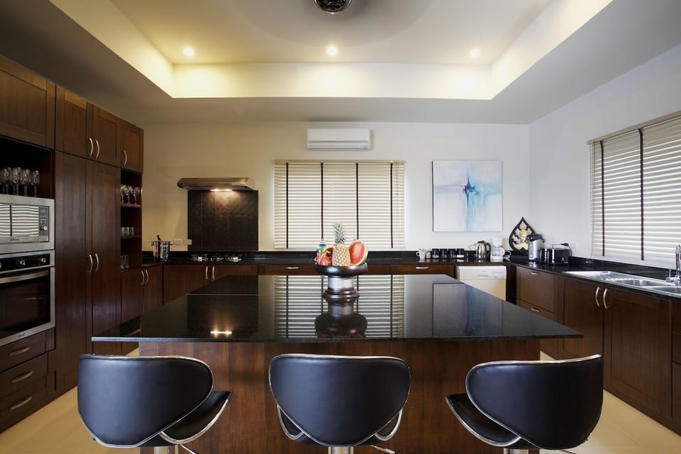 Large fully fitted Western Kitchen with all appliances