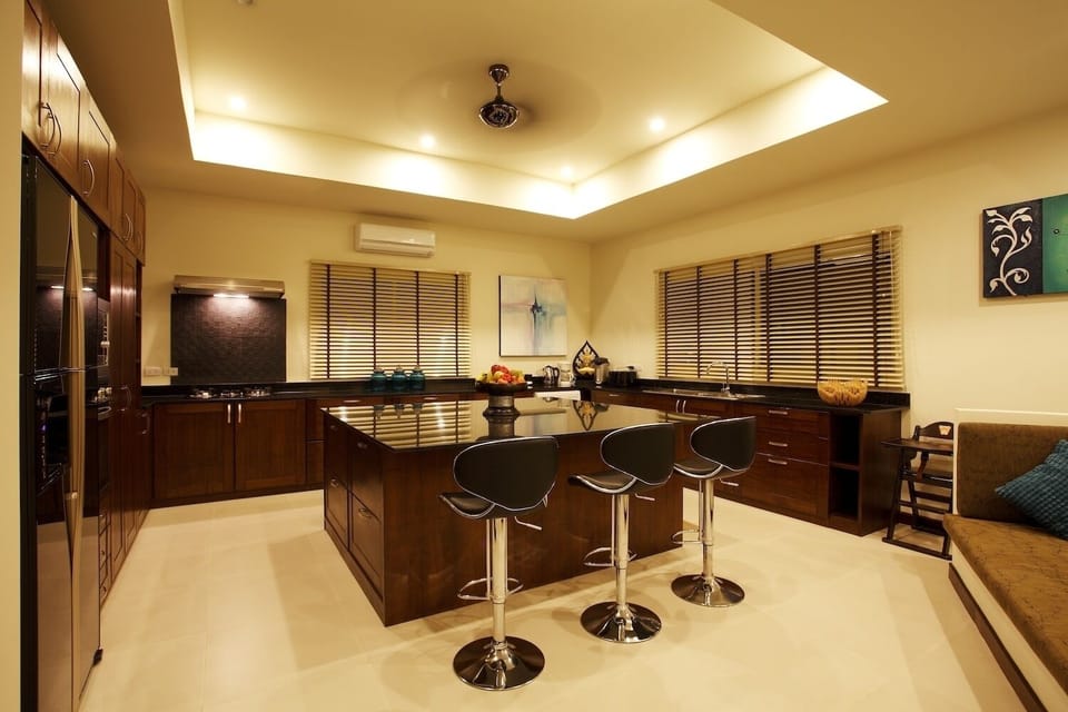 Large kitchen with breakfast bar and all appliances