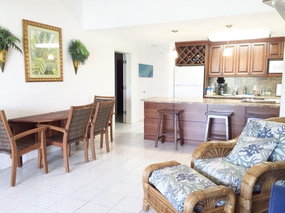 Kitchen with breakfast bar