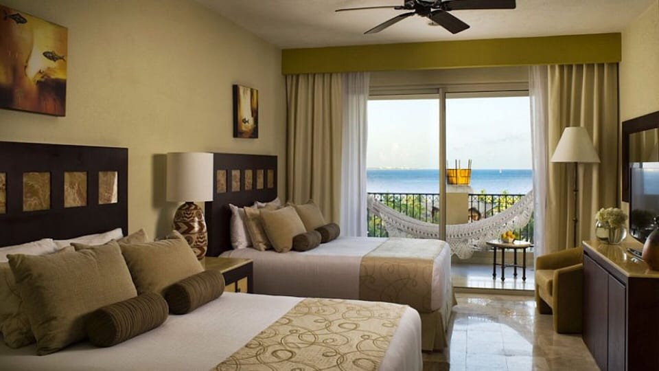2nd bedroom with Hammock and ocean view balcony