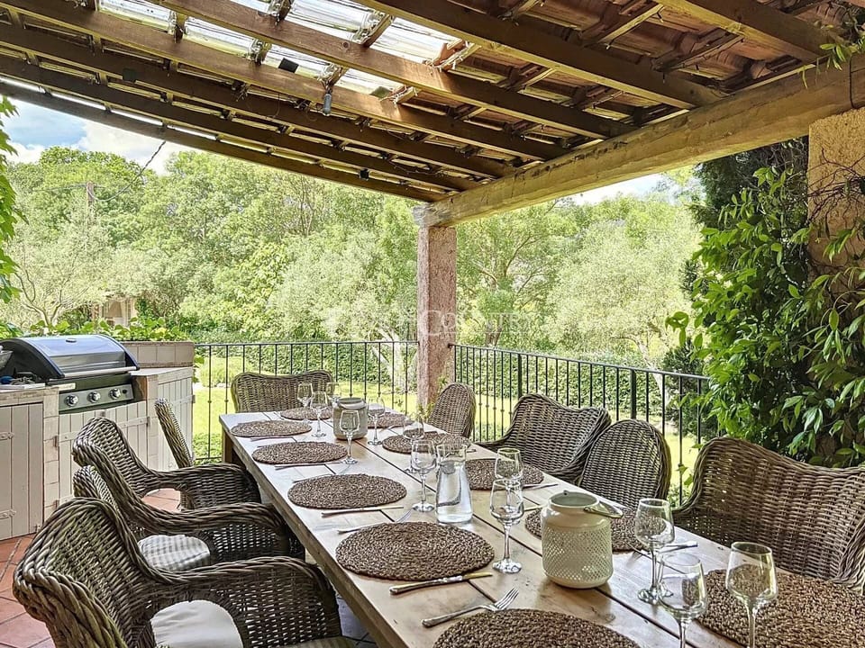 Covered terrace with gas bbq and dining for 12