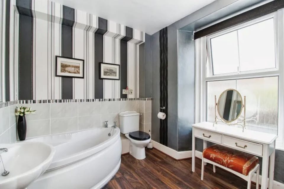 First floor bath and shower room