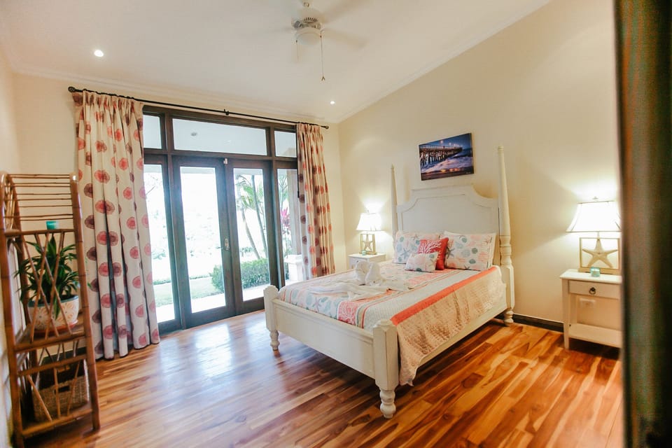 CIELO AZUL: GUEST SUITE DOWNSTAIRS-JUNGLE VIEWS PATIO
