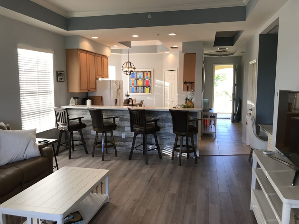 Living/Kitchen/Breakfast bar
