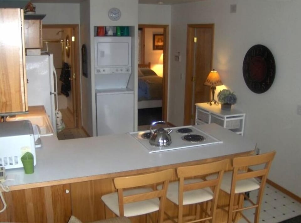 eating area in kitchen