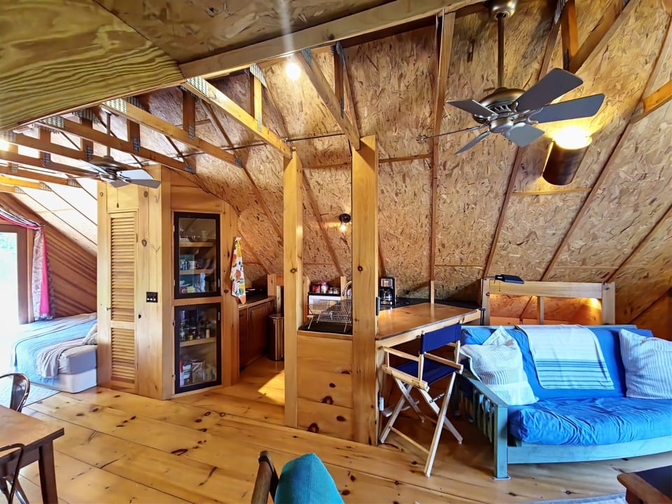 kitchenette now has brand new Cuisinart air fryer/oven. Room to eat at the bar 