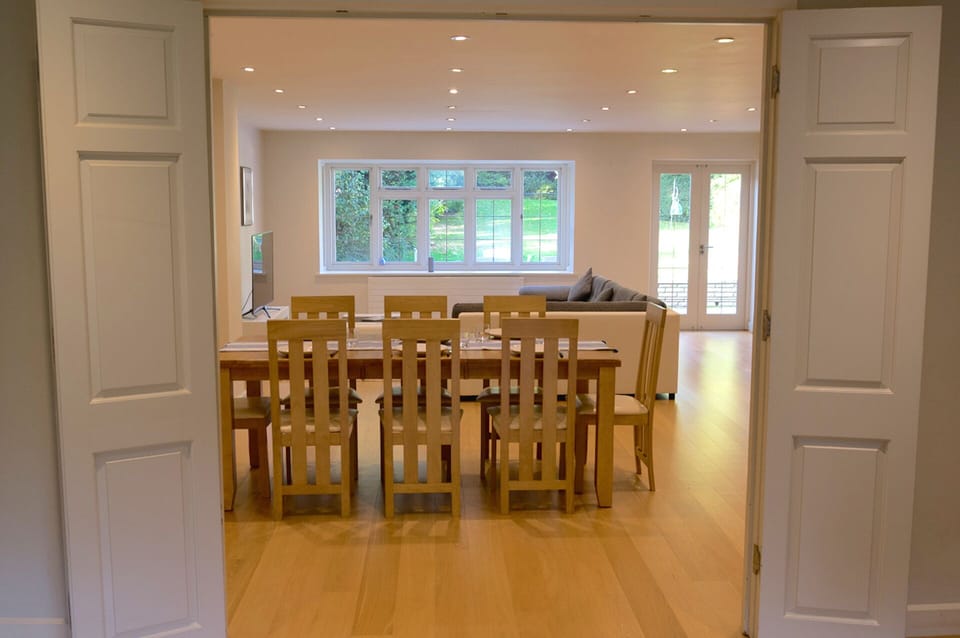 The separating doors can be fully closed for privacy.