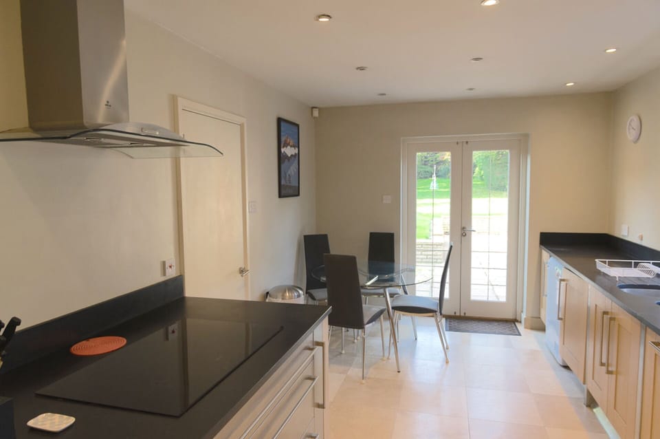 Fully equipped kitchen with underfloor heating and informal dining/work table.