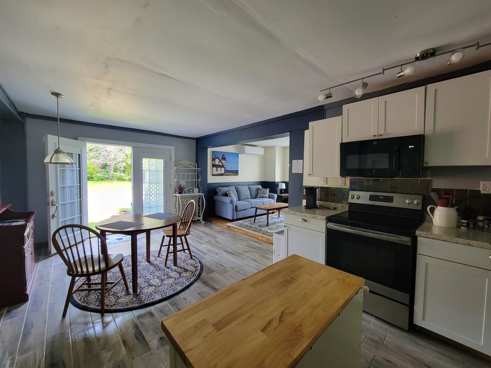 Captain's Quarters - Dining Area