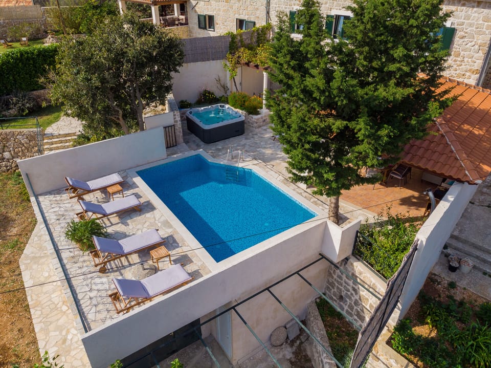 Private Pool / Hot tub, / Outdoor dining / BBQ