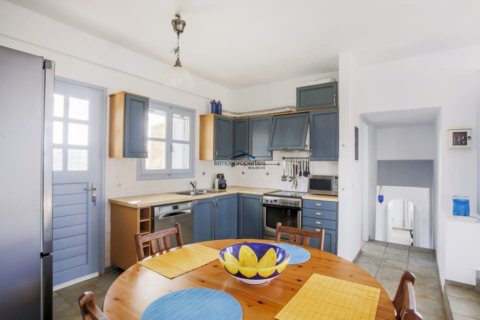 The fully equipped kitchen