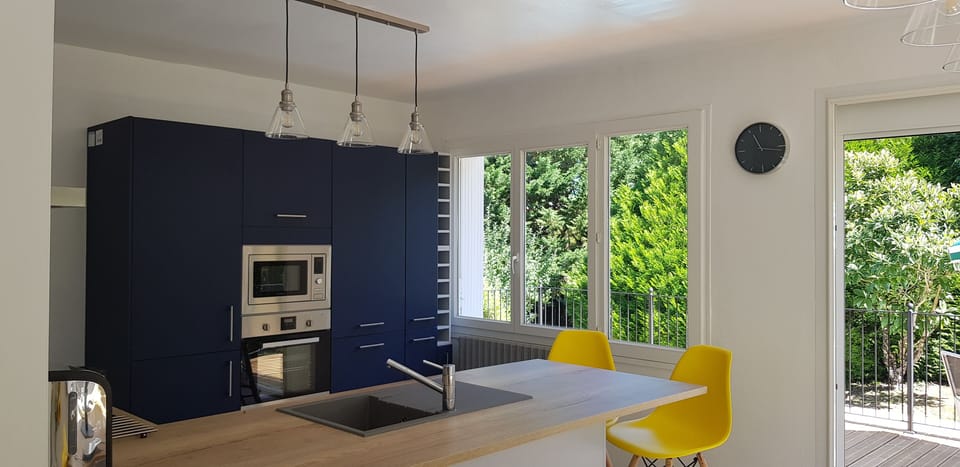 Kitchen has integrated dishwasher, oven, microwave and hob.