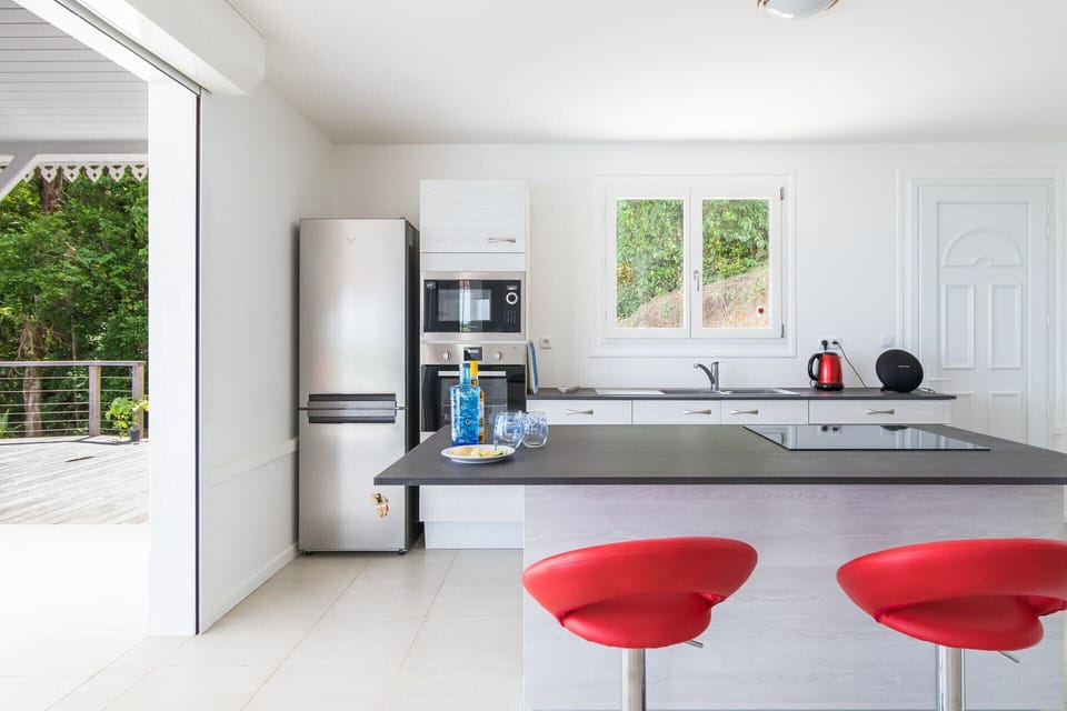 The kitchen of Villa Bois Lélé is open to the living room and the outside terrace. Perfect for preparing Creole dishes and sharing them with friends.