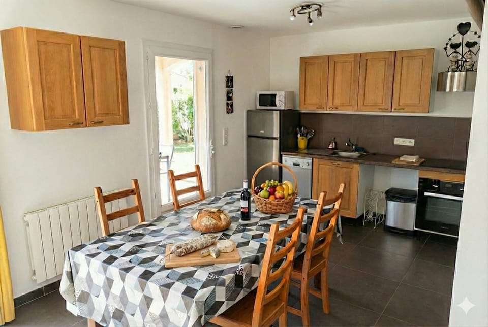 ombrebleuedufiguier-gîte-tournesols-salle à manger - Grande