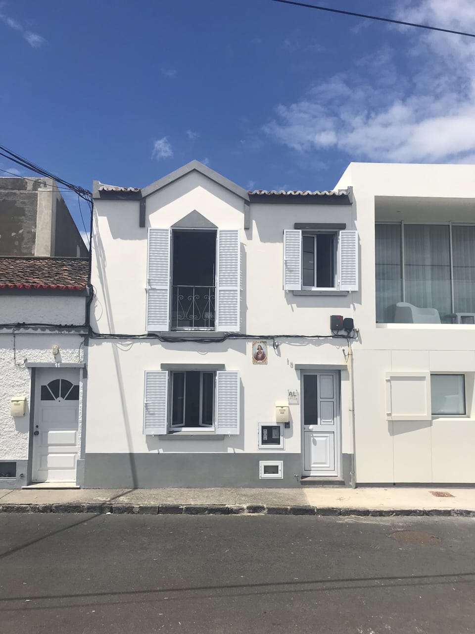 House was completely rebuilt . Easy Parking in front of your door.