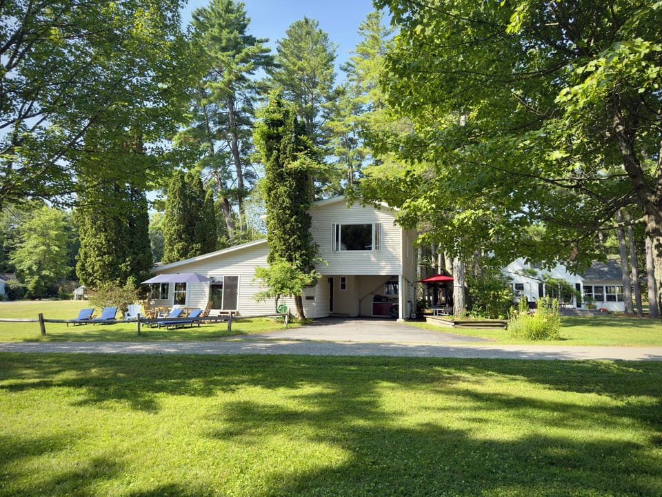 House front which faces Lake George.