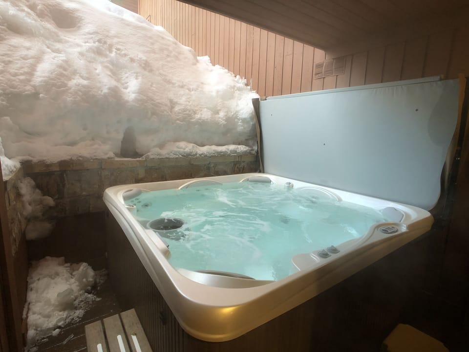Indoor spa tub