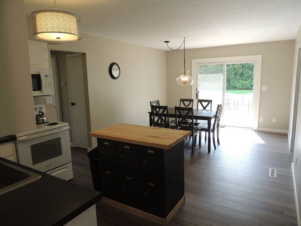 Kitchen and dining area. 
