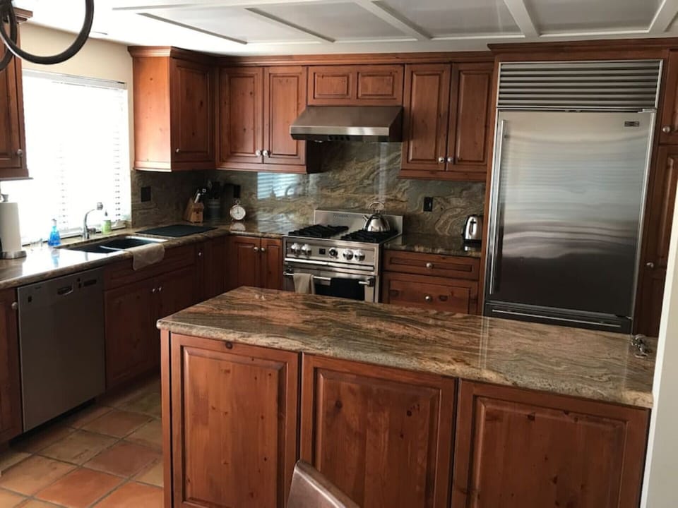 Another view of the kitchen.