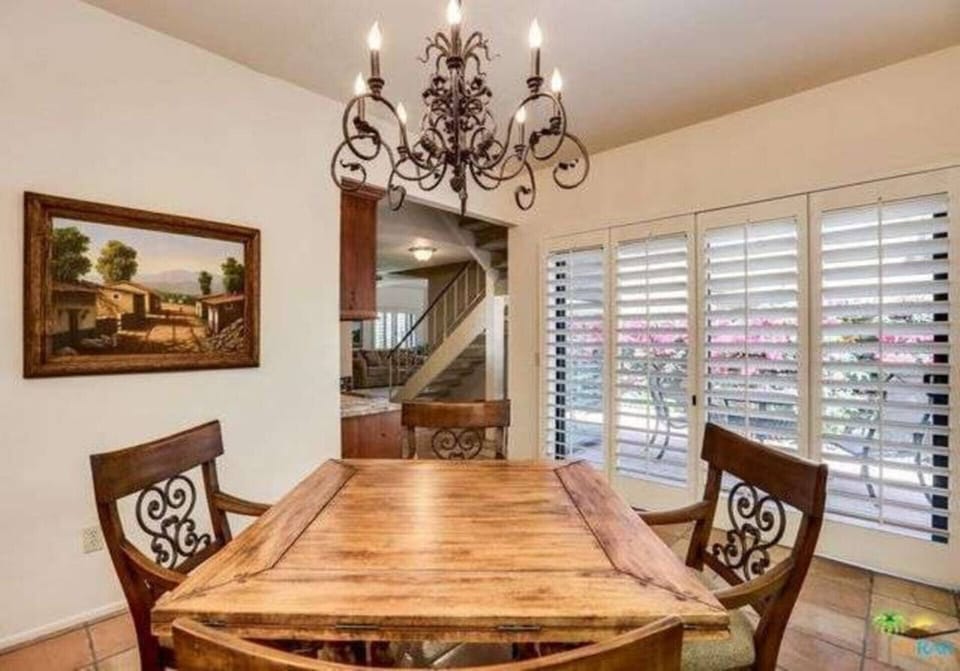 Expandable dining room table.