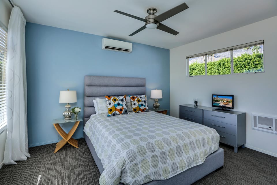Southwest Master Suite with Queen bed, TV and views of San Jacinto mountains