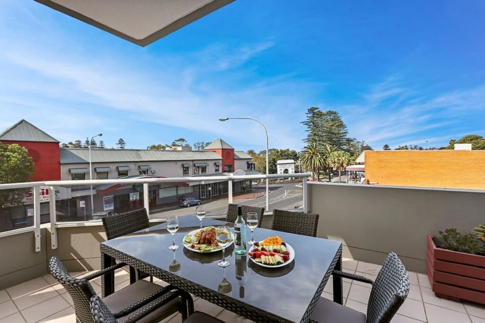 ALFRESCO DINING OVERLOOKING TOWN