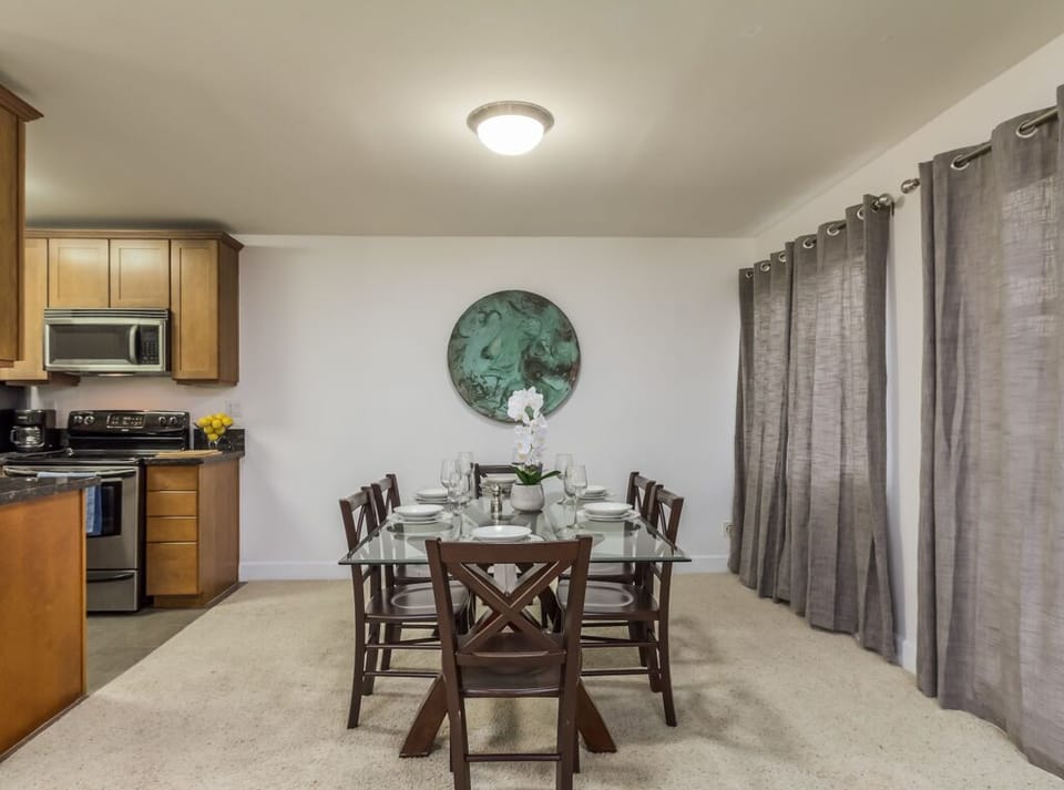 Large Dining Room with Full Kitchen for all your cooking & dining 
