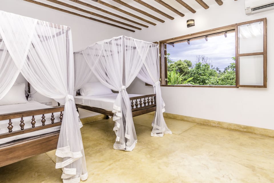 TWIN ROOM