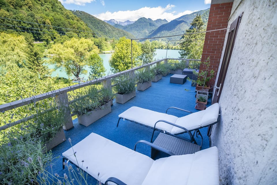 Lake view, Mountain view, Seating area, Natural landscape, Balcony/Terrace