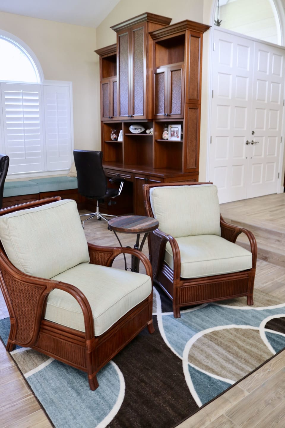 Office area and sitting area; office has dual hutch area and bench sitting area