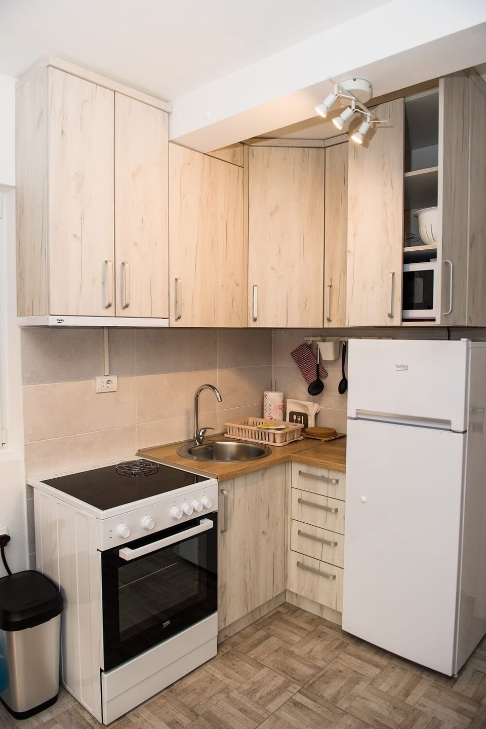 Fully equipped custom made kitchen 