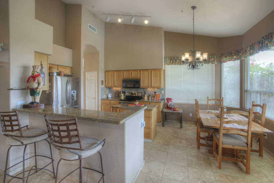 Bay window breakfast area and bar seating.