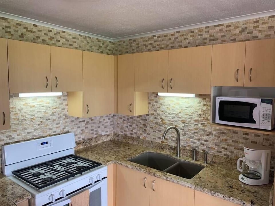Full kitchen