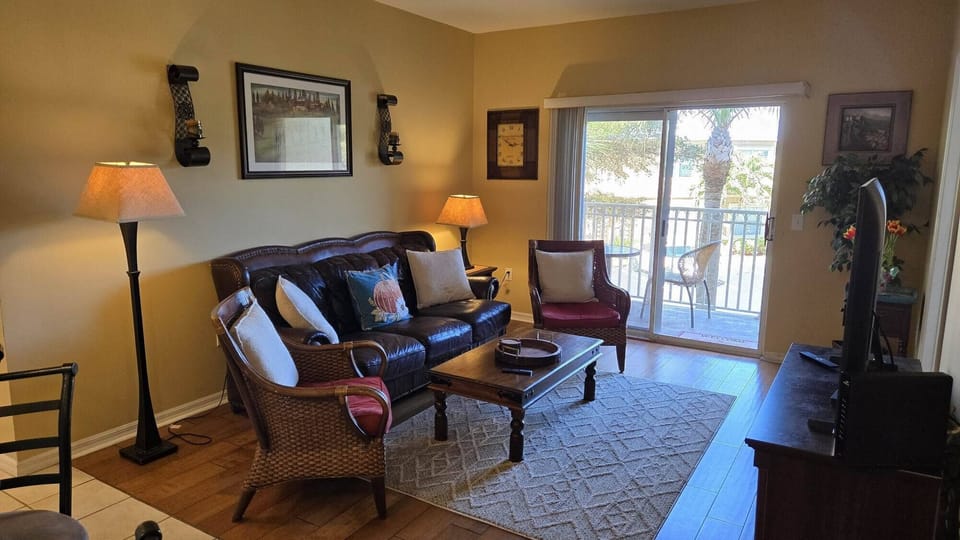Living room decorated with leather furniture for your enjoyment
