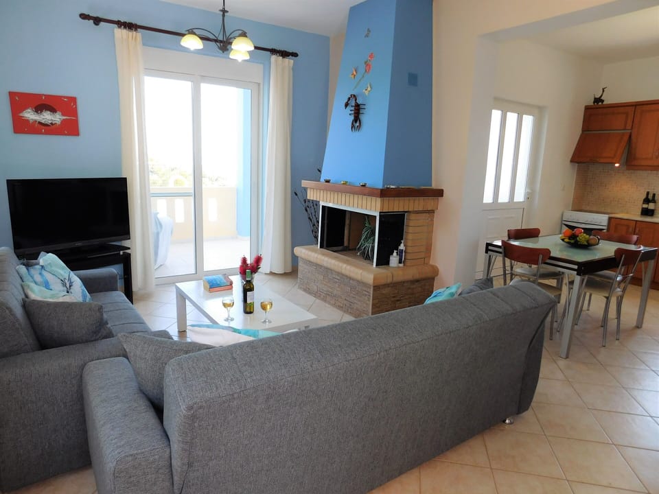 Villa Maria L-shaped living room, kitchen and dining area. 