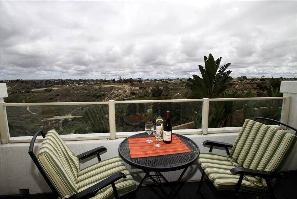 Cozy dining patio on second floor overlooks the canyon, includes an electric BBQ