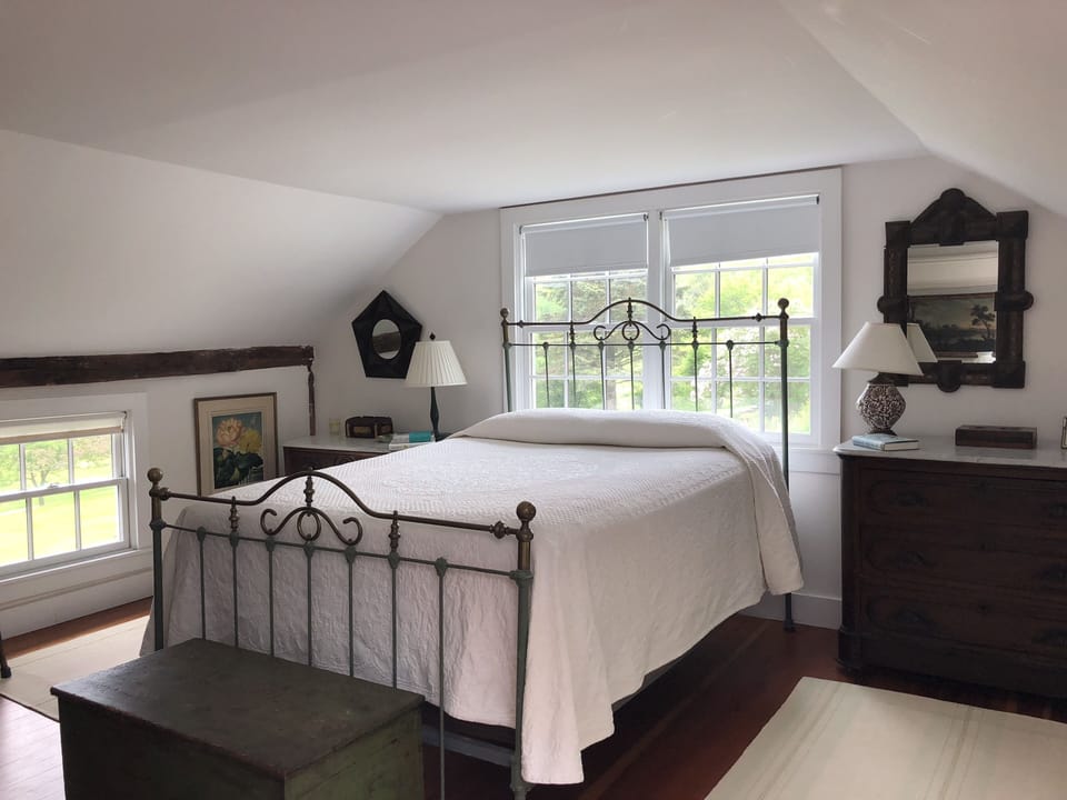 Master bedroom (queen-size bed)