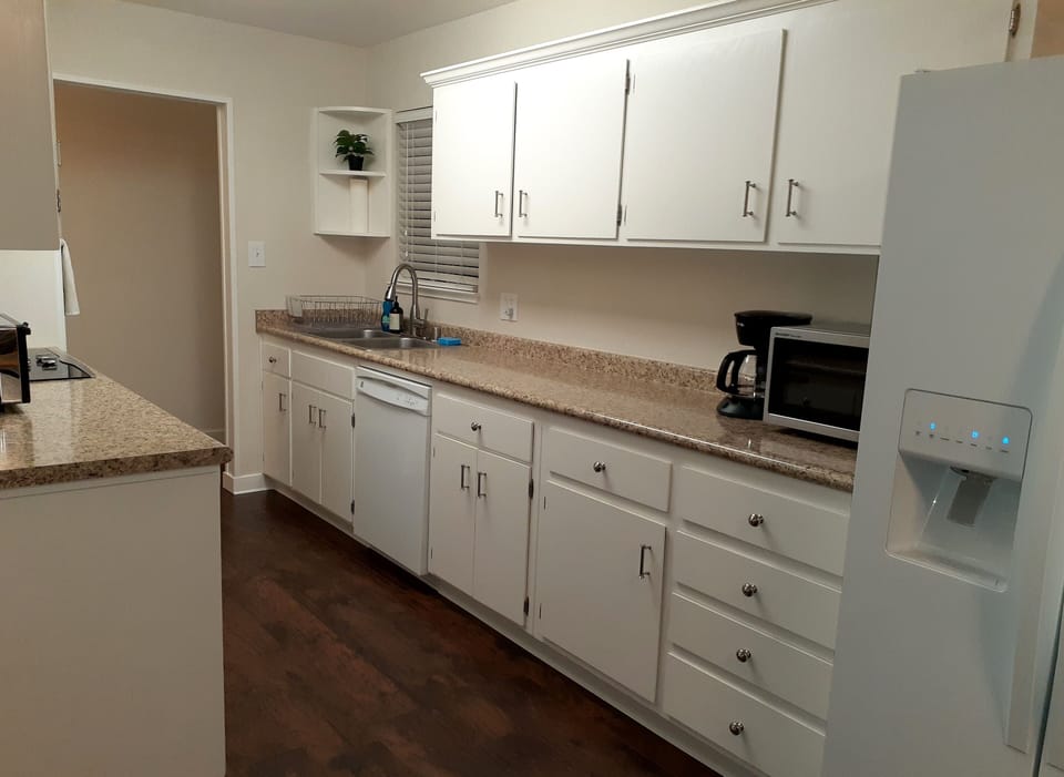 Microwave, convection & toaster ovens, dishwasher, fridge with ice maker & water