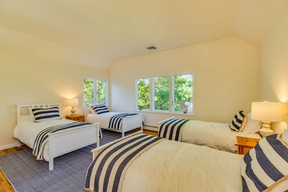 Kids room with 4 single beds