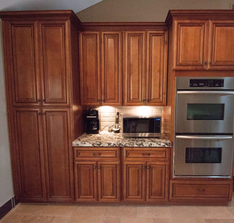 Kitchen: Double ovens and all the kitchen appliances you need.