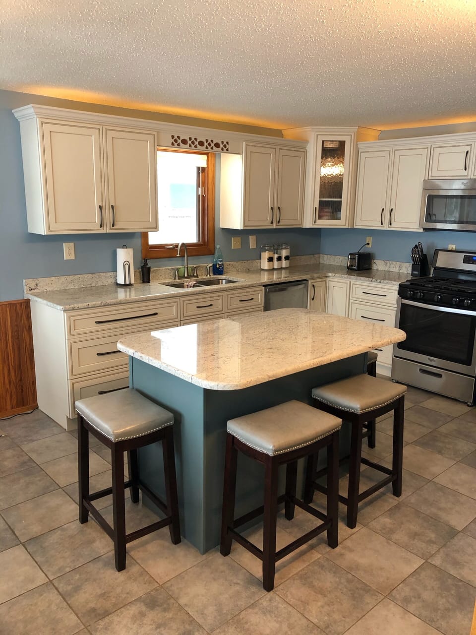 Kitchen w/ dining table and lake view 