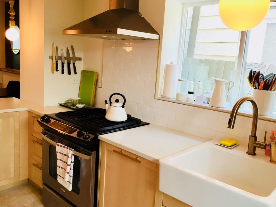  Fully stocked kitchen 